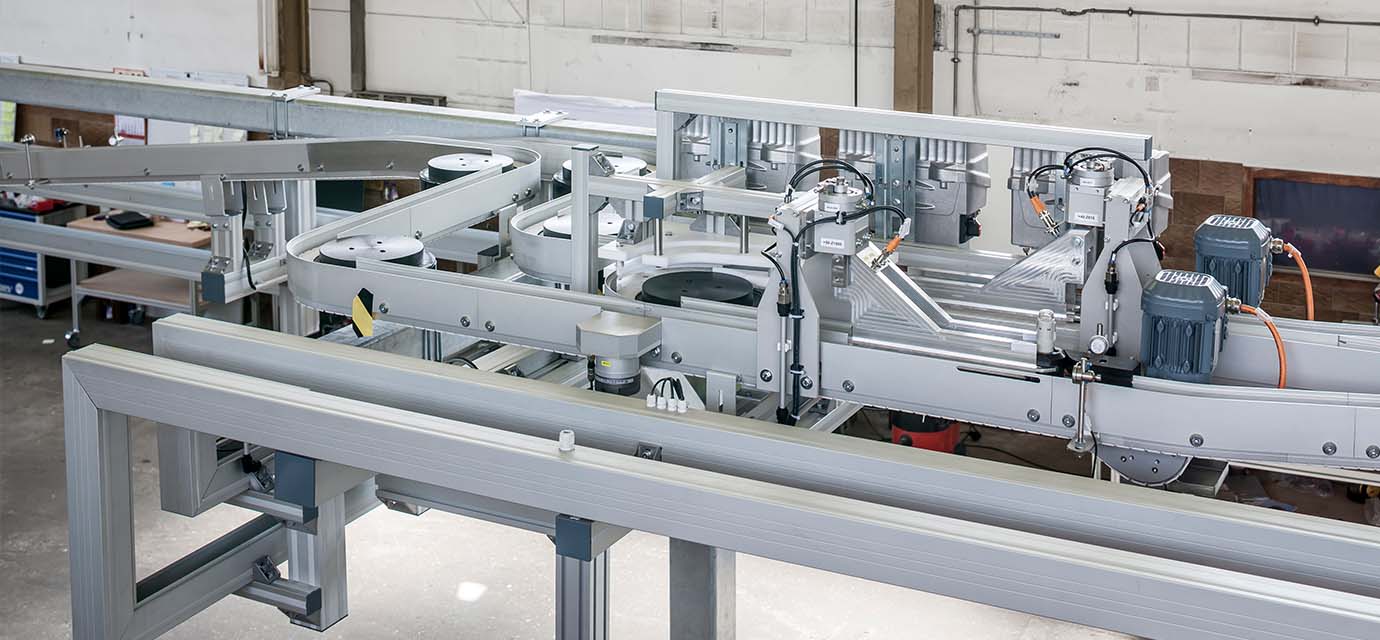 Conveyor system from modular automation: Link chain conveyor system with puck handling