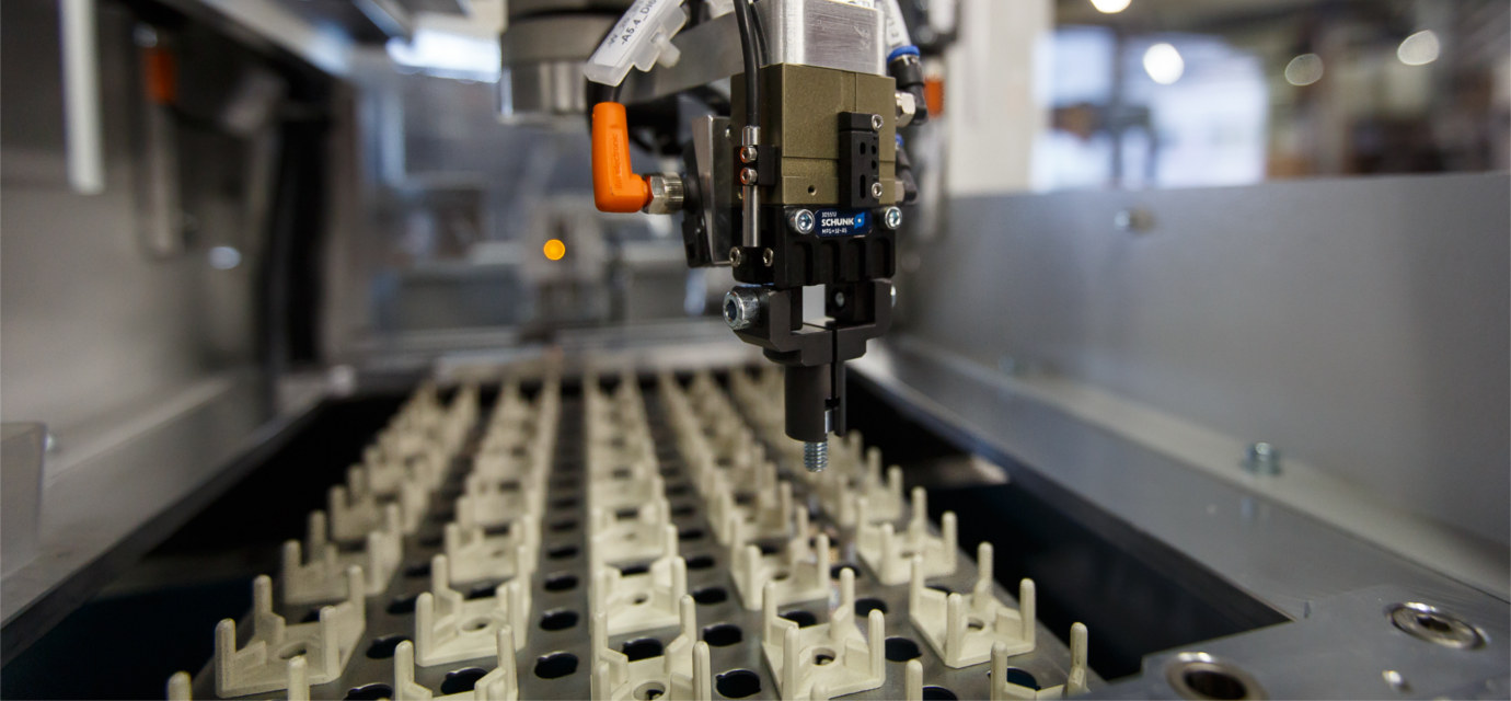 Innenansicht Tray-Stapler: Trays auf dem Werkteile automatisiert abgelegt werden