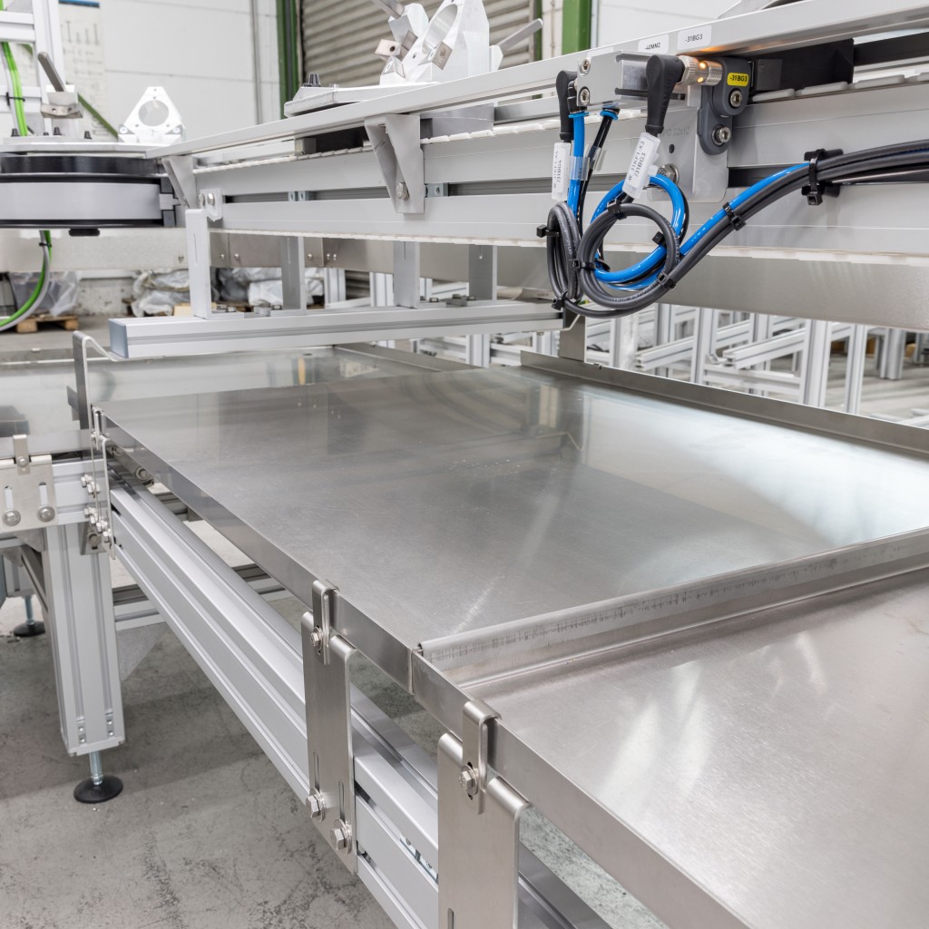 Drip channels, drip trays & drain plates for plastic chain conveyors