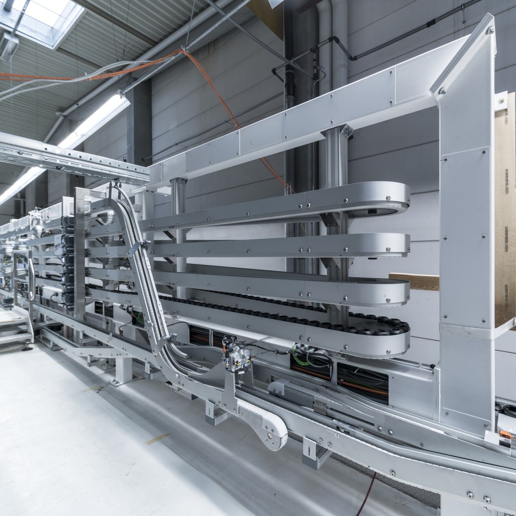 Container Pucks Puck conveyor system for pharmaceutical final packaging line
