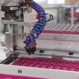 Roboter-Traystapler im Bereich CNC Automatisierung 