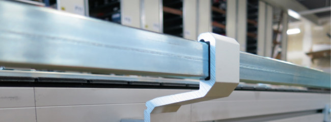 Fixed side rail for chain conveyors