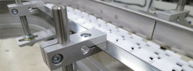 Adjustable side rail holder for chain conveyors