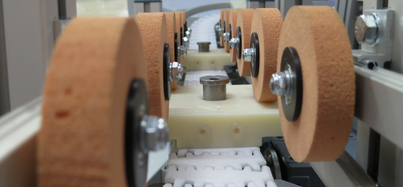 Pallet conveyor system with pressure roller